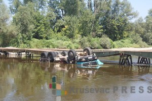 Pretovareni kamion sa peskom se sa pontonskog mosta srušio u Zapadnu Moravu kod Kukljina