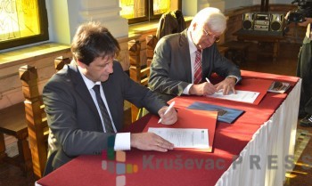 Bratislav Gašić, gradonačelnik Kruševca, i prof. dr Dragiša Ranđić potpisali su novembra 2012. godine Memorandum o saradnji Grada Kruševca i Beogradske poslovne škole 