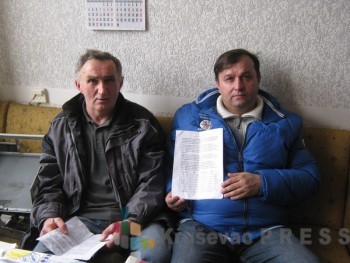 Miroslav Milošević i Goran Davidović sa peticijom koju je potpisalo više od 500 Bošnjanaca FOTO: S. Milenković 