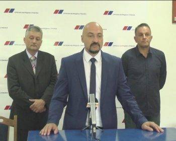 Radomir Milunović, Aleksandar Ćirić (za govornicom) i Radovan Popović potpisali su sporazum o formiranju koalicije SNS, SPS-JS i SPO u Trsteniku 