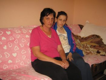 Katarina sa majkom Sanjom u porodičnom domu u Čitluku FOTO: S. Milenković