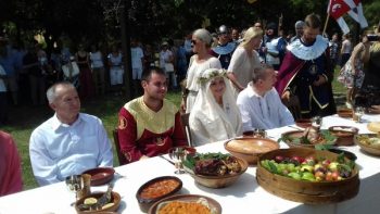 Bogdan i Ivana za srednjevekovnom svadbenom trpezom 