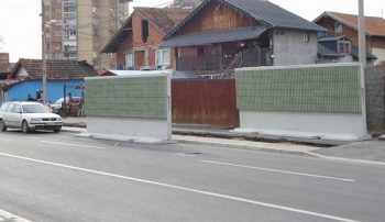 Pored romskog naselja postavljena je zvučna barijera u dužini od 120 metara 