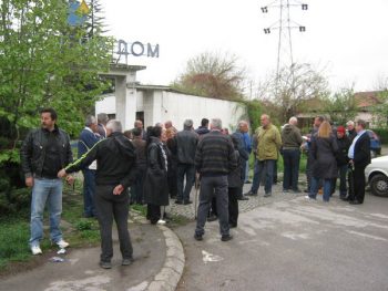 Bivši radnici "Savremenog doma" ispred ulaza u fabriku FOTO: CINK - S.Milenković