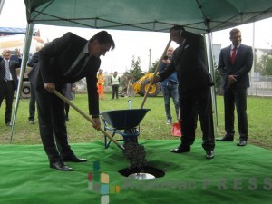 Dragi Nestorović i Fabricio Zago polažu kamen temeljac za bioelektranu FOTO S.Milenković 