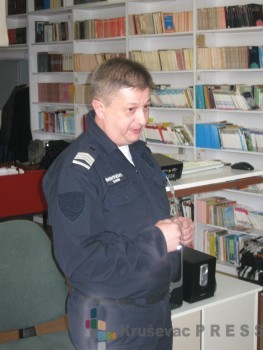 Policijski službenik Goran Milićević upozorava da Internet i društvene mreže kriju brojne zamke za učenike FOTO: S.Milenković 