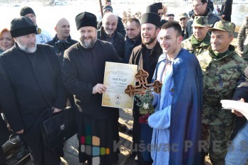 Relja Tomašević je prvi doplivao do krsta u Beloj Vodi 