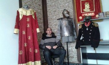 Petar Miladinović u slobodno vreme izrađuje vojne uniforme i srednjevekovne odore FOTO: Privatna arhiva 