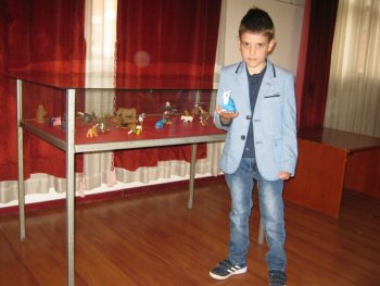 Vukašin sa figuricama životinja koje je izvajao FOTO: CINK - S.Milenković