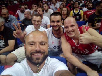 Miloš sa navijačima Srbije