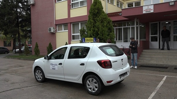 DONACIJA OPŠTINE: Srednja škola Varvarin dobila vozilo za obuku učenika