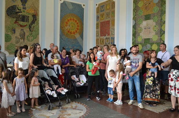 AKCIJA “TREĆE DETE”: Poklon čestitke za 65 porodica