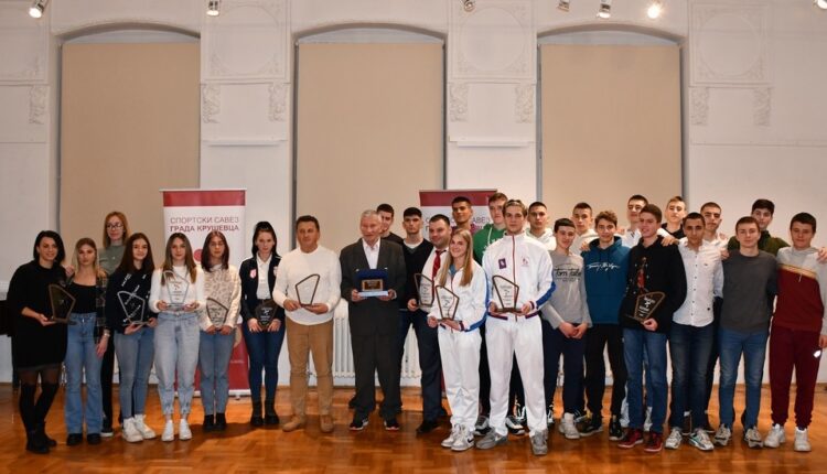 PROGLAŠENI NAJBOLJI U 2022. GODINI: Rukometašice i članovi Badminton kluba Zmajevi obeležili sportsku godinu u Kruševcu