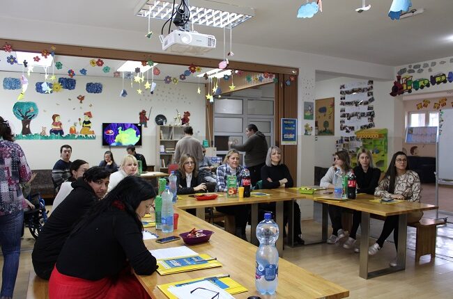 ODRŽAN OKRUGLI STO: Kako poboljšati položaj mladih iz ranjivih grupa u Ćićevcu i Varvarinu?