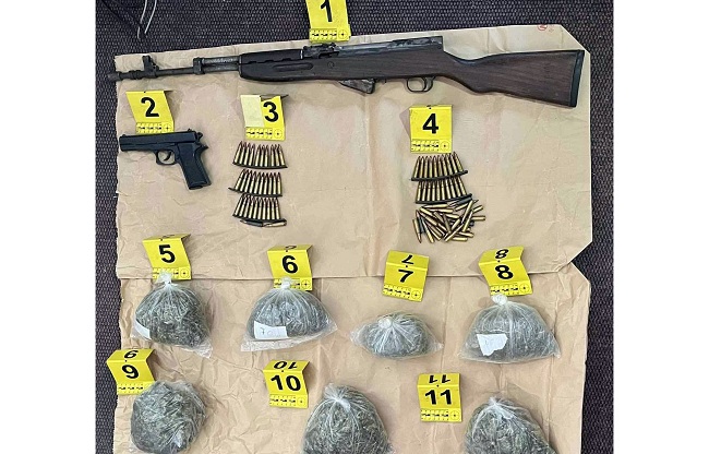 ХАПШЕЊЕ ЗБОГ ДРОГЕ И ОРУЖЈА: Полиција у стану пронашла пола килограма марихуане, муницију и пушку
