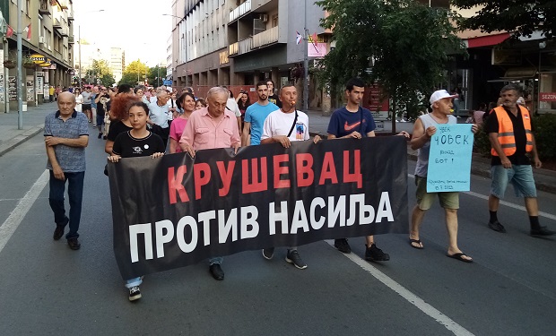 СРБИЈА ПРОТИВ НАСИЉА: Шетало око 200 Крушевљана