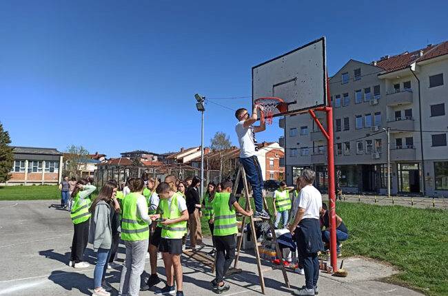 U EKONOMSKO-TRGOVINSKOJ ŠKOLI: Volonteri uredili sportske terene