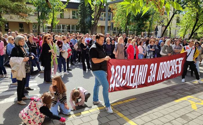 СИНДИКАТИ ПРОСВЕТНИХ  РАДНИКА НАЈАВЉУЈУ: Нови протест 2. октобра