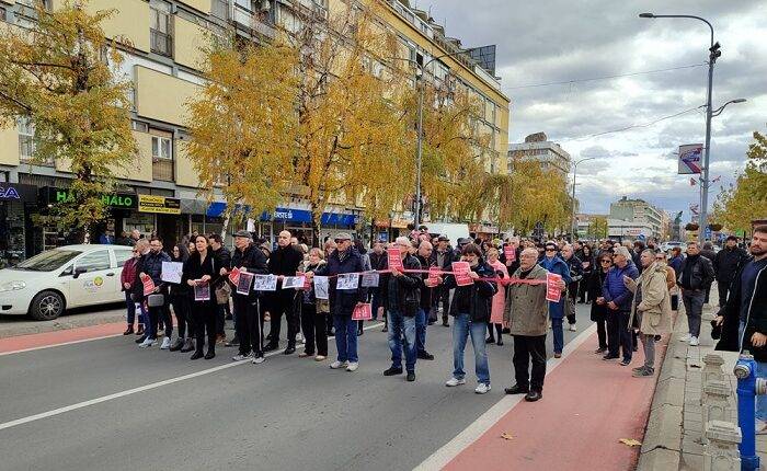 КРУШЕВАЦ ЈЕ ЗАСТАО: Сећање на жртве трагедије у Новом Саду