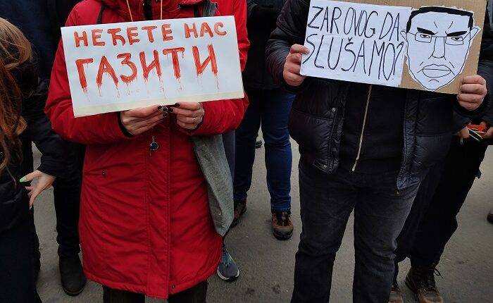 ЈАВНИ ЧАС ПРОСВЕТНИХ РАДНИКА: Ученици и наставници заједно у борби против тираније!