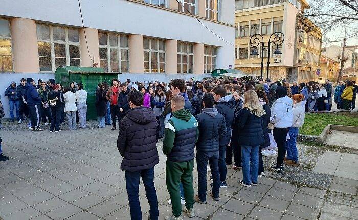 ПРОТЕСТИ СЕ ШИРЕ: Матуранти Гимназије у потпуној обустави наставе