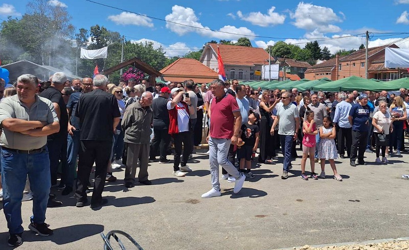 Neki posetioci skupa su bili razočarani jer im je rečeno da će u Veliki Šiljegovac doći i Aleksandar Vučić